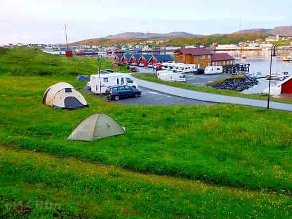 Plass for telt på gressplen og grus , med strøm