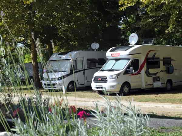 Lakókocsi kempinghely számára, szolgáltatás: opcionális elektromos csatlakozás , talaj: fű
