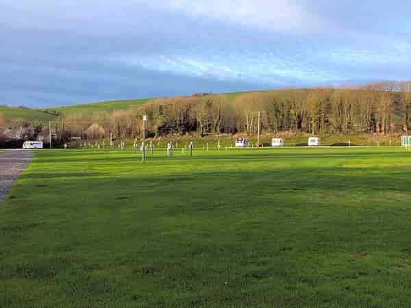 Emplacement sur herbe avec branchements d'eau, d'égout et d'électricité (large, super)