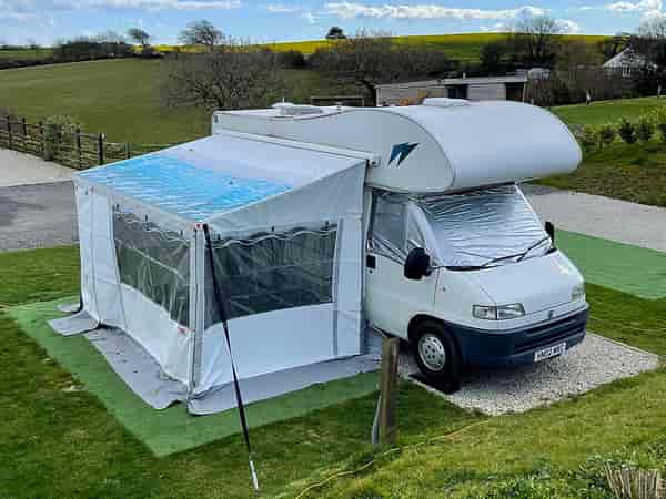 Emplacement pour véhicule de tourisme sur herbe et gravier avec électricité
