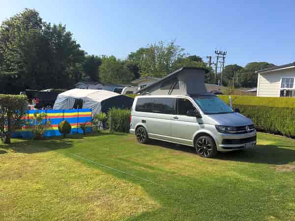 Emplacement sur herbe et sur sol en terre avec électricité (maximum autorisé de 3 adultes)