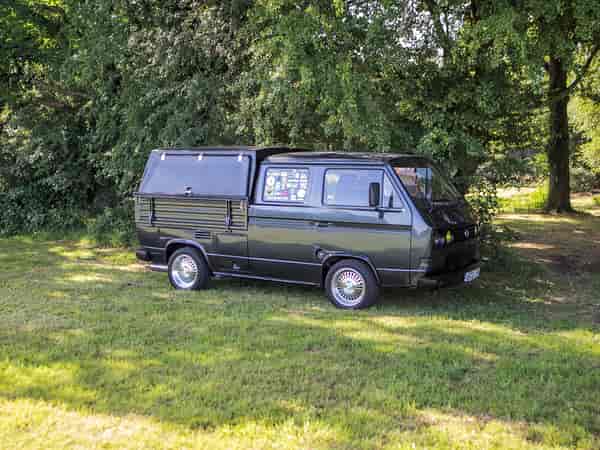 Grasbewachsener Wohnmobil-Stellplatz ohne Stromanschluss