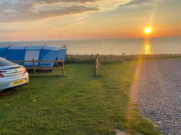 Piazzola tenda su erba con elettricità