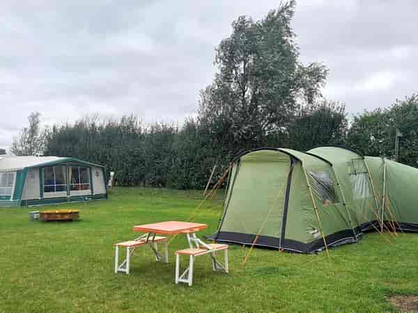 Staplaats voor een tent of voor vouwwagen op gras en aarde zonder elektriciteit