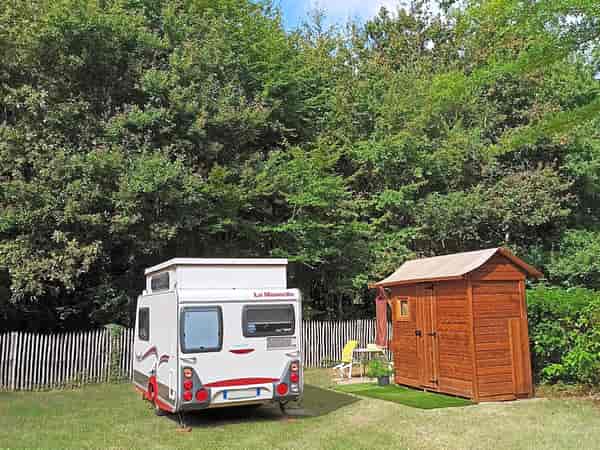Fully-serviced grass pitch (private bathroom amenities)