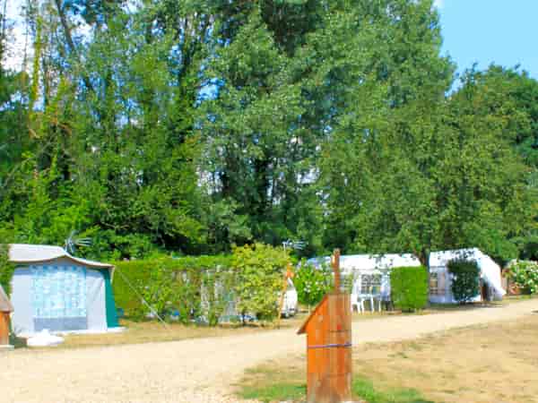 Emplacement pour tente ou camping-car sur herbe avec électricité optionnelle