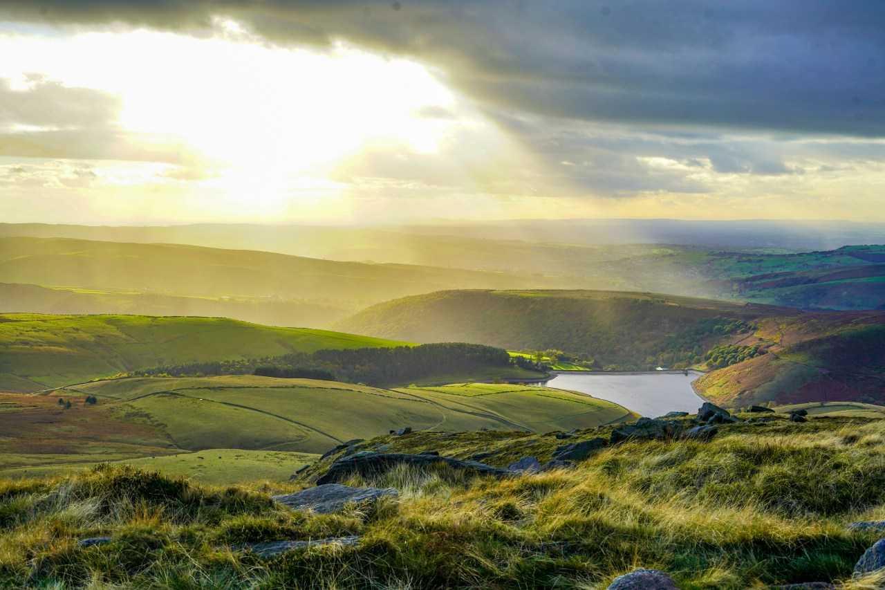 View over the Hope Valley (Tom Wheatley/Unsplash)