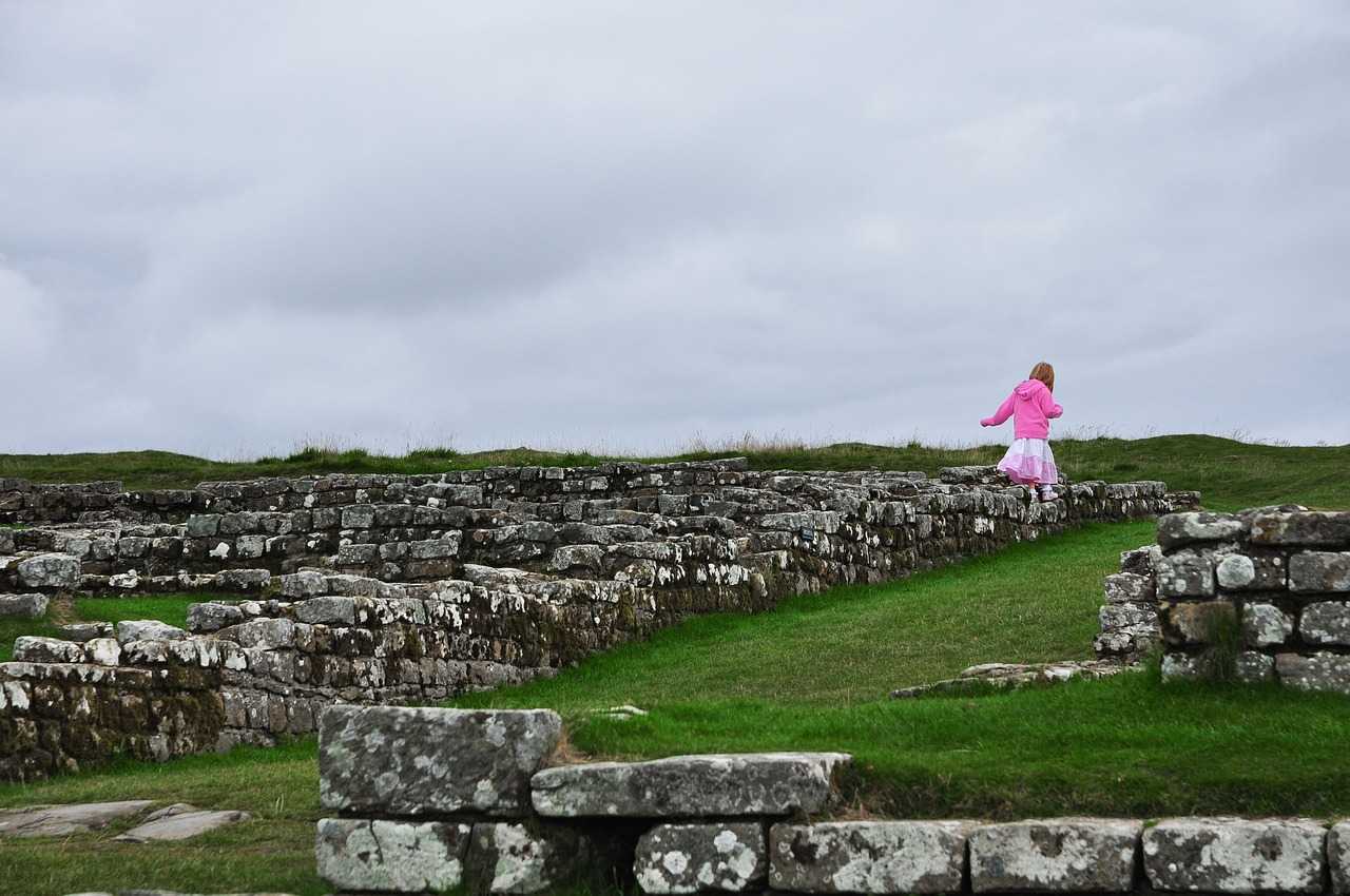 Exploring Housesteads Roman fort (Eleonora1402/Pixabay)