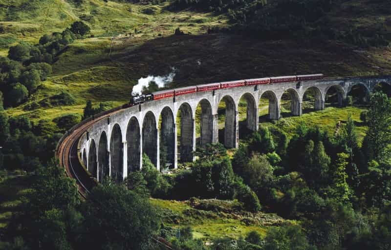 Glenfinnan Viaduct in the Highlands (Jack Anstey on Unsplash)