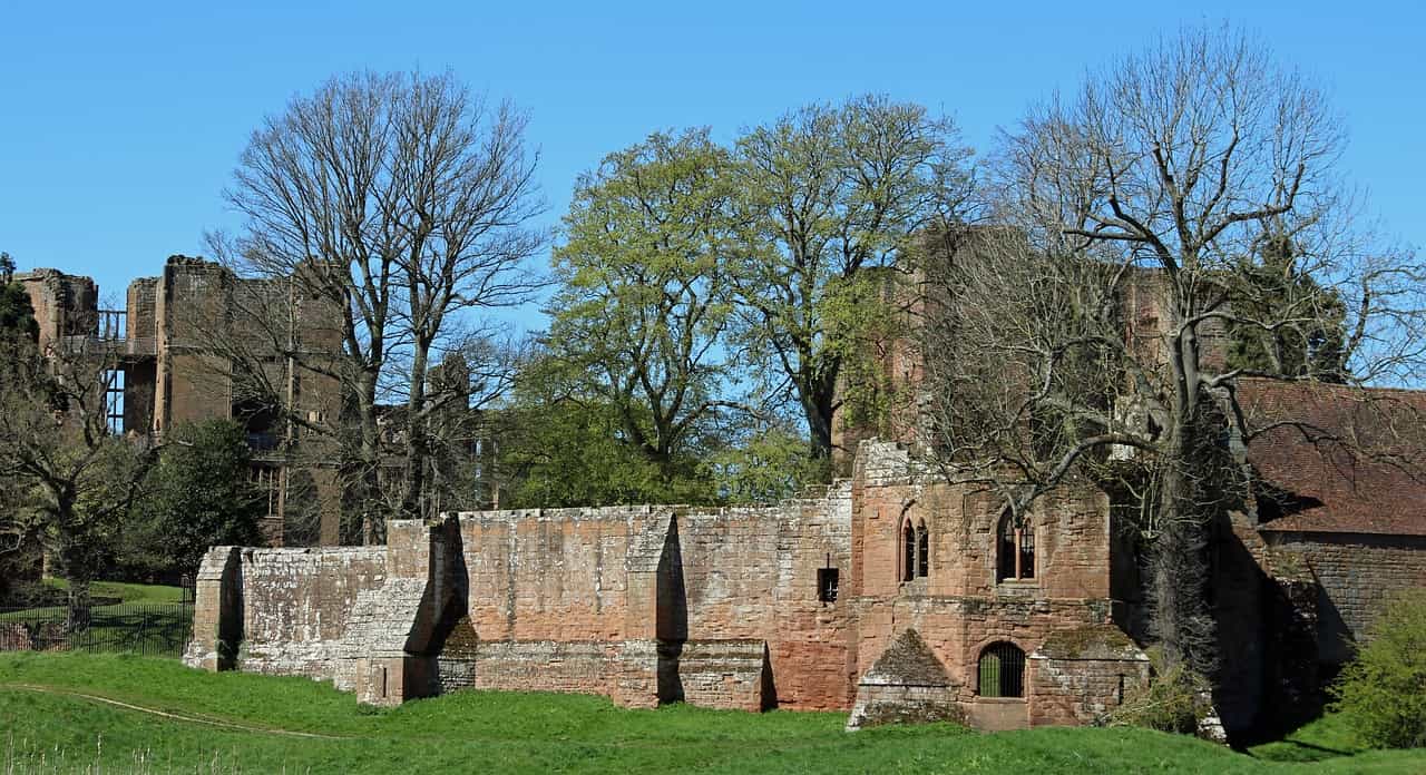 Visit the castle in Kenilworth (Pixabay)