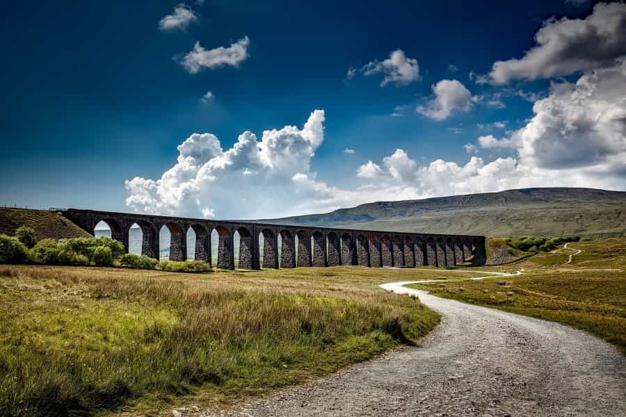 The path running up to the unmistakable sight of Ribblehead Viaduct (Pixabay)