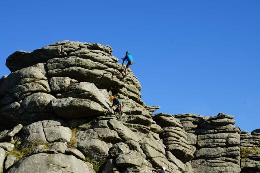 Rock Climbing on Hound Tor (Rob Hughes/Pixabay)