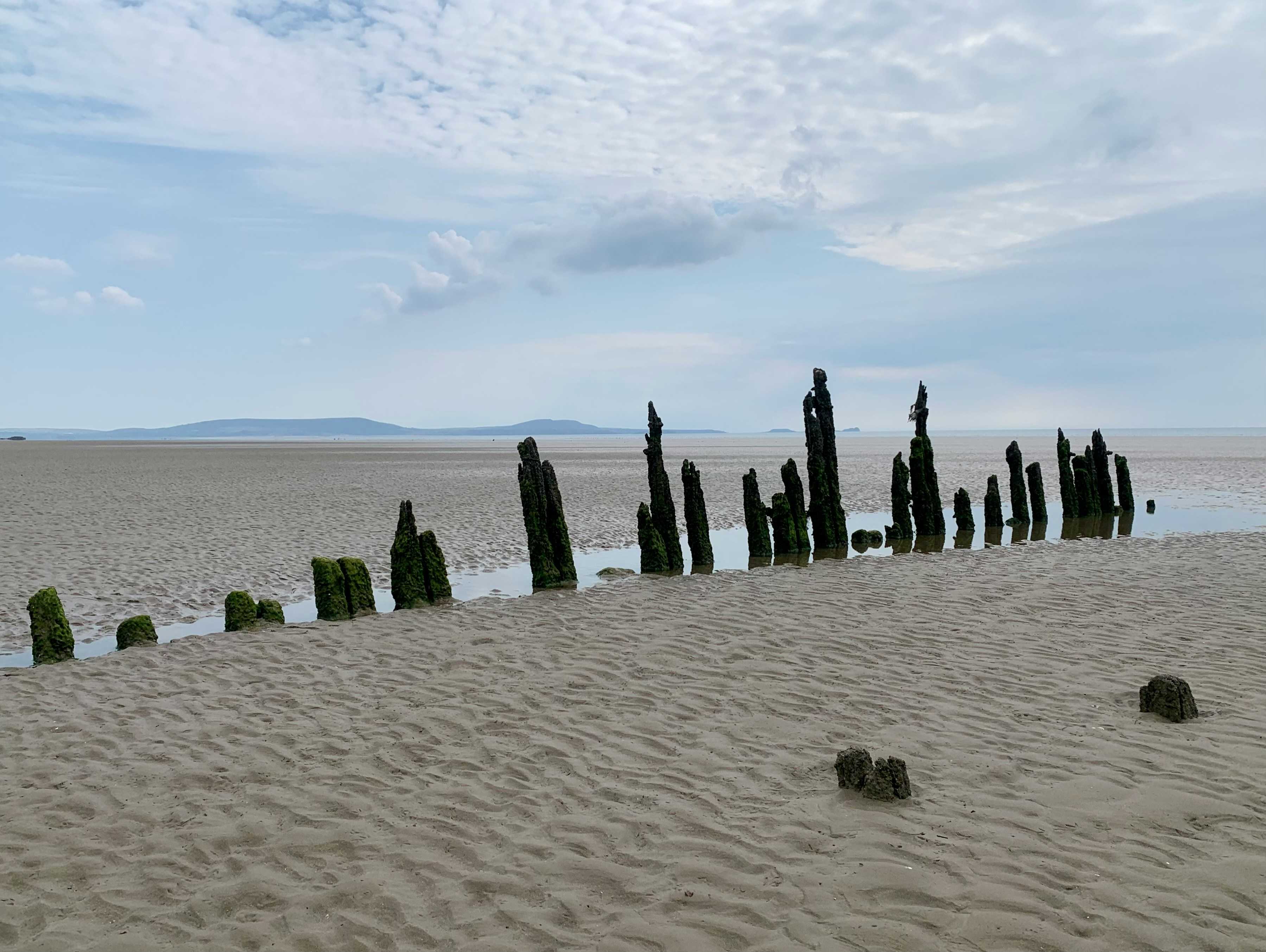 A shipwreck appears during low tide at Cefn Sidan (Wayne Gourley/Unsplash)