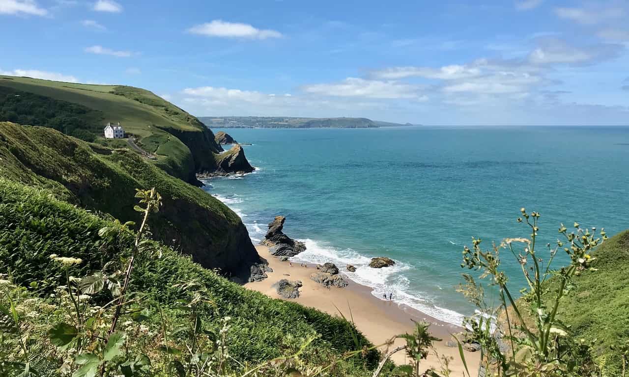 Explore the beautiful Ceredigion coastline (Well Bred Design/Pixabay)