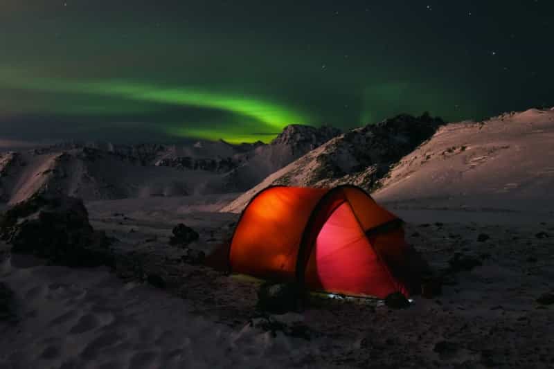 Winter camping in Alaska (Paxson Woelber / Unsplash)