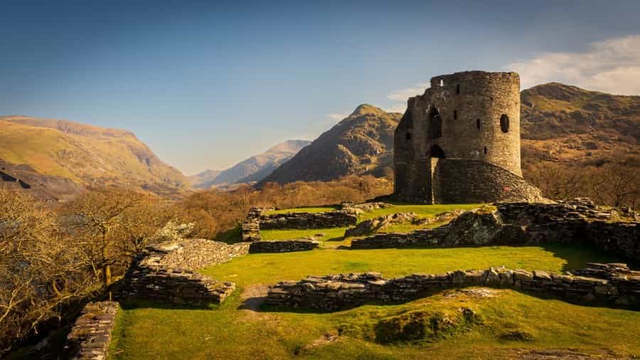 Pay a visit to Dolbadarn Castle on the banks of Llyn Padarn (Ian Procter/Pixabay)