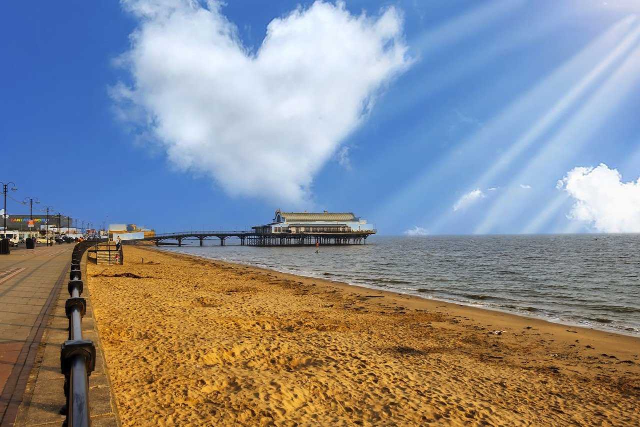 Cleethorpes beach and pier (Stephenjohnsmith/Pixabay)