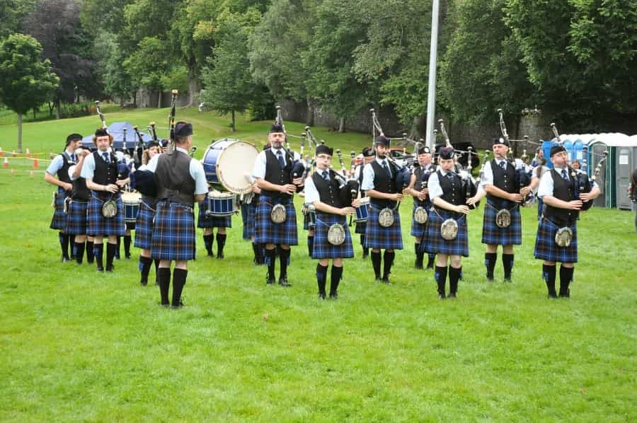 Pipe band wearing traditional kilts and sporrans (Pixabay)