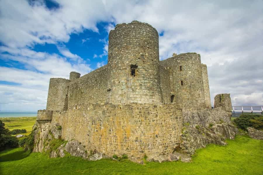Harlech Castle occupies a commanding hilltop setting (Diego_torres/Pixabay)