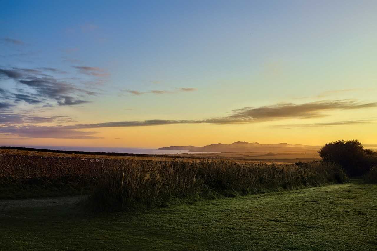 Sunrise by the coast in Pembrokeshire (Niklas Weiss on Unsplash)