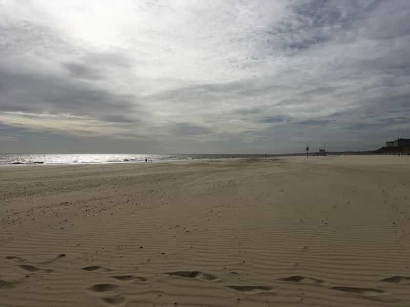 Sand for miles at Lowestoft (Graemeairey/Pixabay )