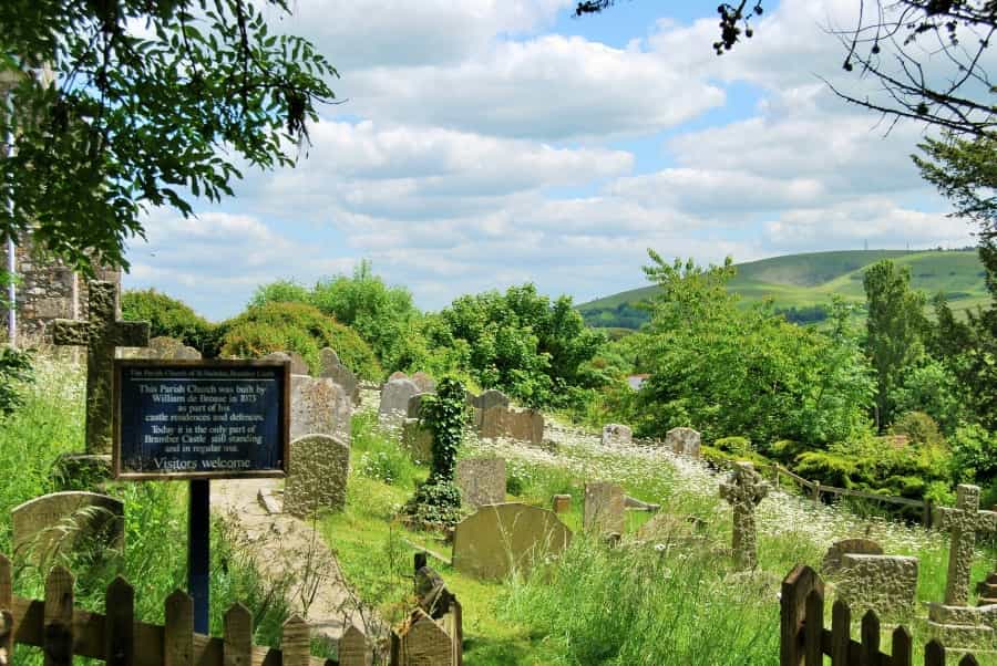Bramber churchyard (Sarah Agnew/Unsplash)