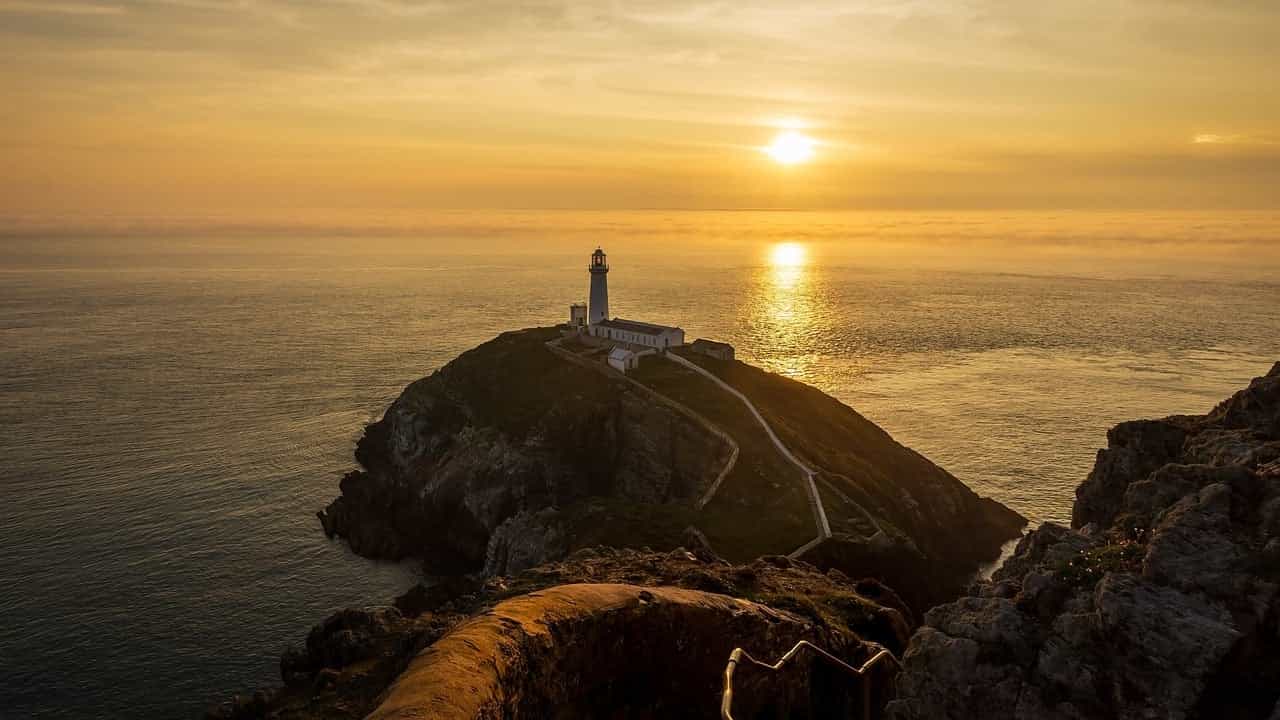 South Stack/Ynys Lawd at sunset (Ian Procter/Pixabay)