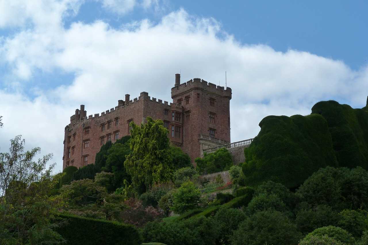 Powis Castle (Meatle on Pixabay)