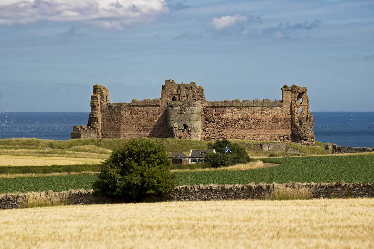 Tantallon Castle (Kevin Phillips on Pixabay)