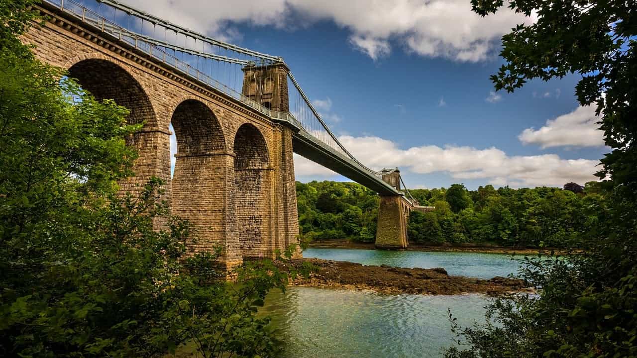 The imposing Menai Bridge (Ian Procter/Pixabay)