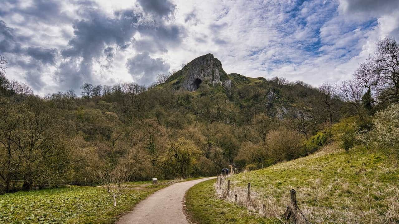 Thor’s Cave, Peak District National Park (iankelsall1/Pixabay)
