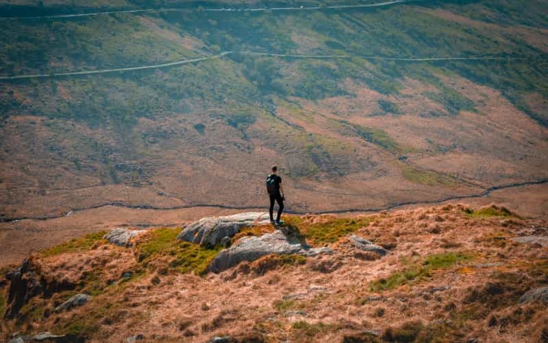 Hiking in Snowdonia National Park (Zoltan Fekeshazy / Unsplash)