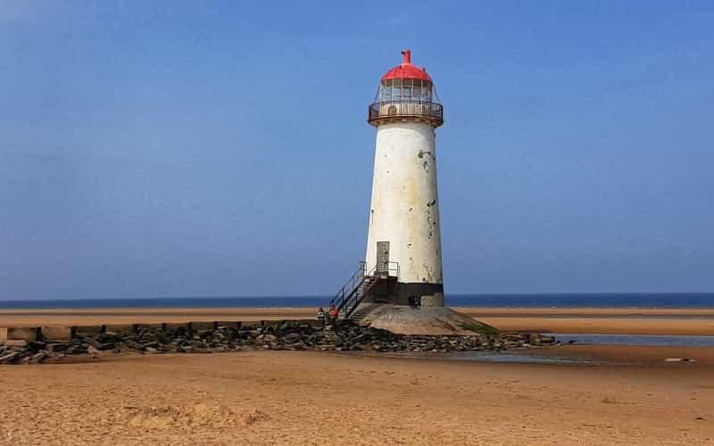 The lighthouse at Talacre beach (Gina87 on Pixabay)