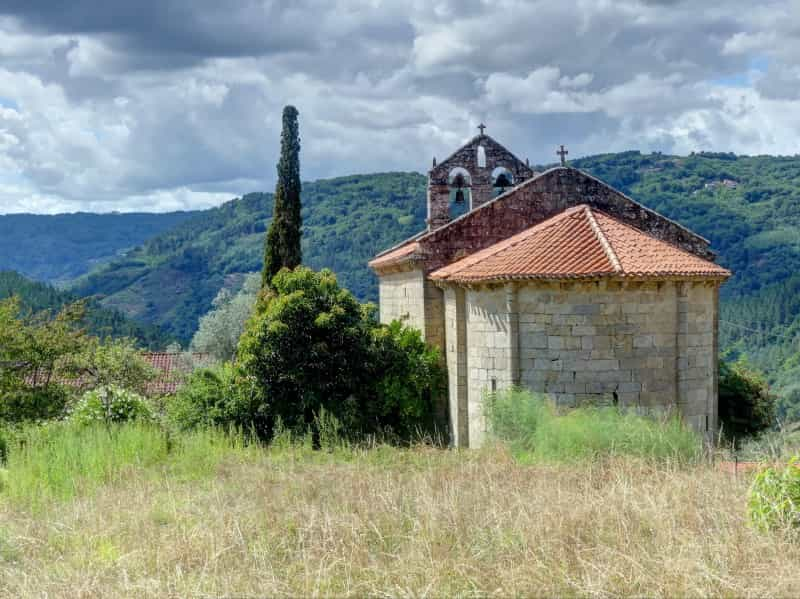 Chapel in the Galician hills (Miguel Alonso / Unsplash)