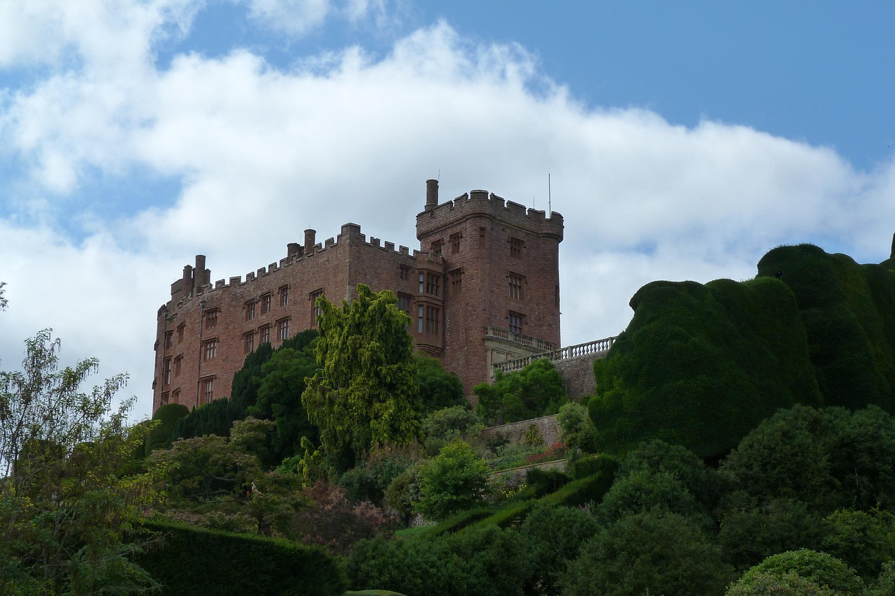 The grand Powis Castle in Welshpool (Meatle/Pixabay)
