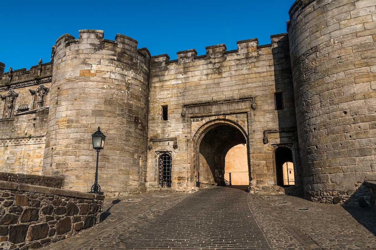 Climb the hill to the castle after a good meal in Stirling (Walkerssk on Pixabay)