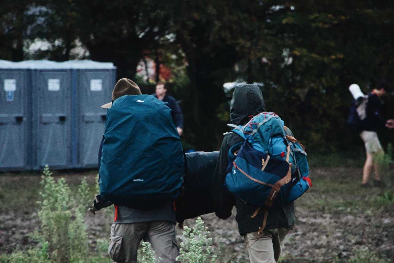 Two holidaymakers prepare to camp in the rain (Maël Balland / Pexels)