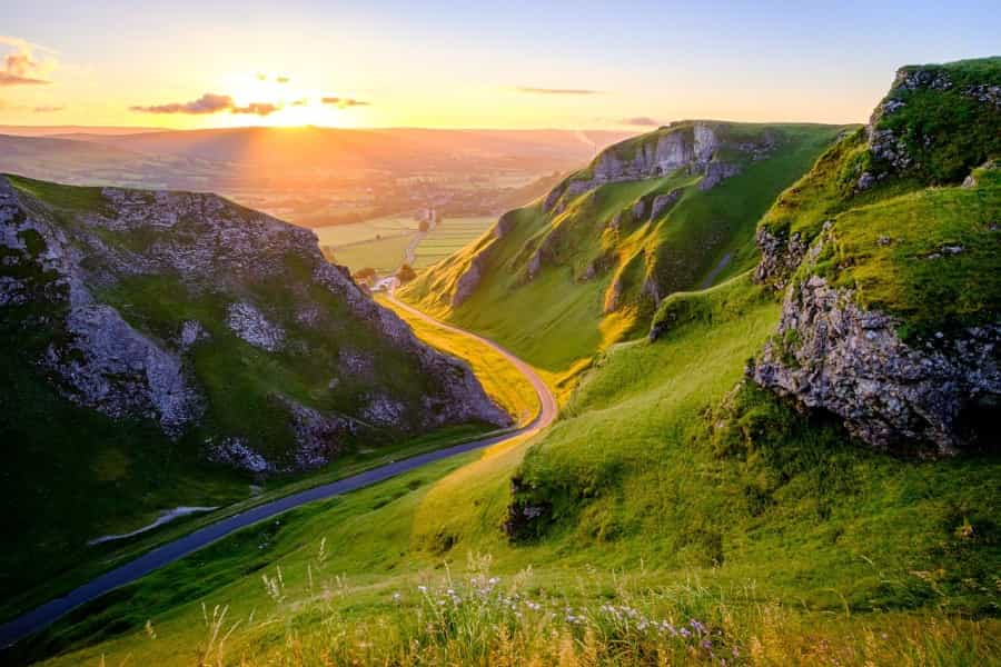 Winnat’s Pass, site of Speedwell Cavern (TimHill/Pixabay)