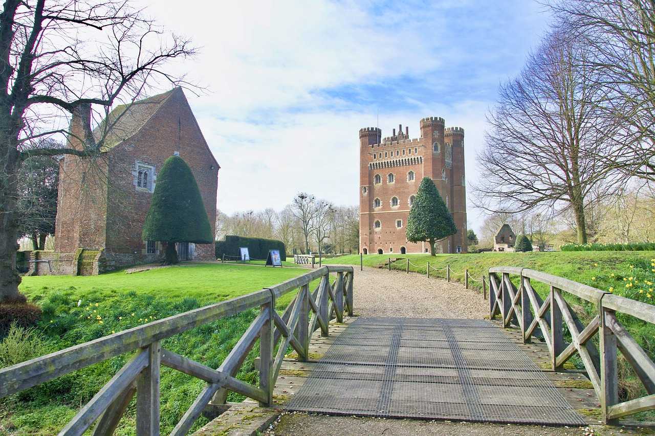 Tattershall Castle’s red-brick tower (Siggy Nowak on pixabay)