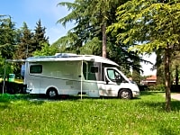 Emplacement sur herbe avec électricité optionnelle