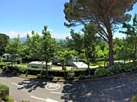 Emplacement pour autocaravane sur herbe avec branchements d'eau, d'égout et d'électricité