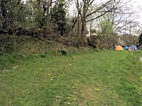 Piazzola tenda su erba senza elettricità