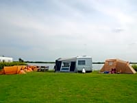 Участок с травянистым покрытием с электричеством, водоснабжением и канализацией (на берегу)