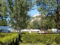 6-amp op gras staplaats , met elektriciteit (comfortabel)
