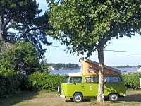 Tomt campingbil med elektricitet som tillval på gräs