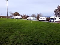 Parcel·la de terra dur amb electricitat per a caravanes