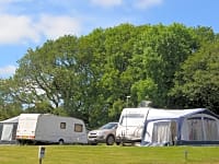 Parcel·la de gespa amb electricitat per a caravanes