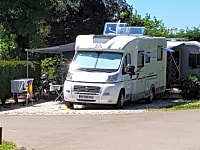 Участок с травой и гравийным покрытием с электричеством