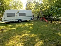 Parcel·la de gespa amb electricitat opcional per a caravana