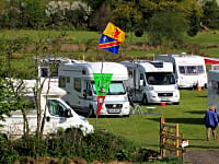 Parcel·la de terra dur amb electricitat opcional per a caravanes